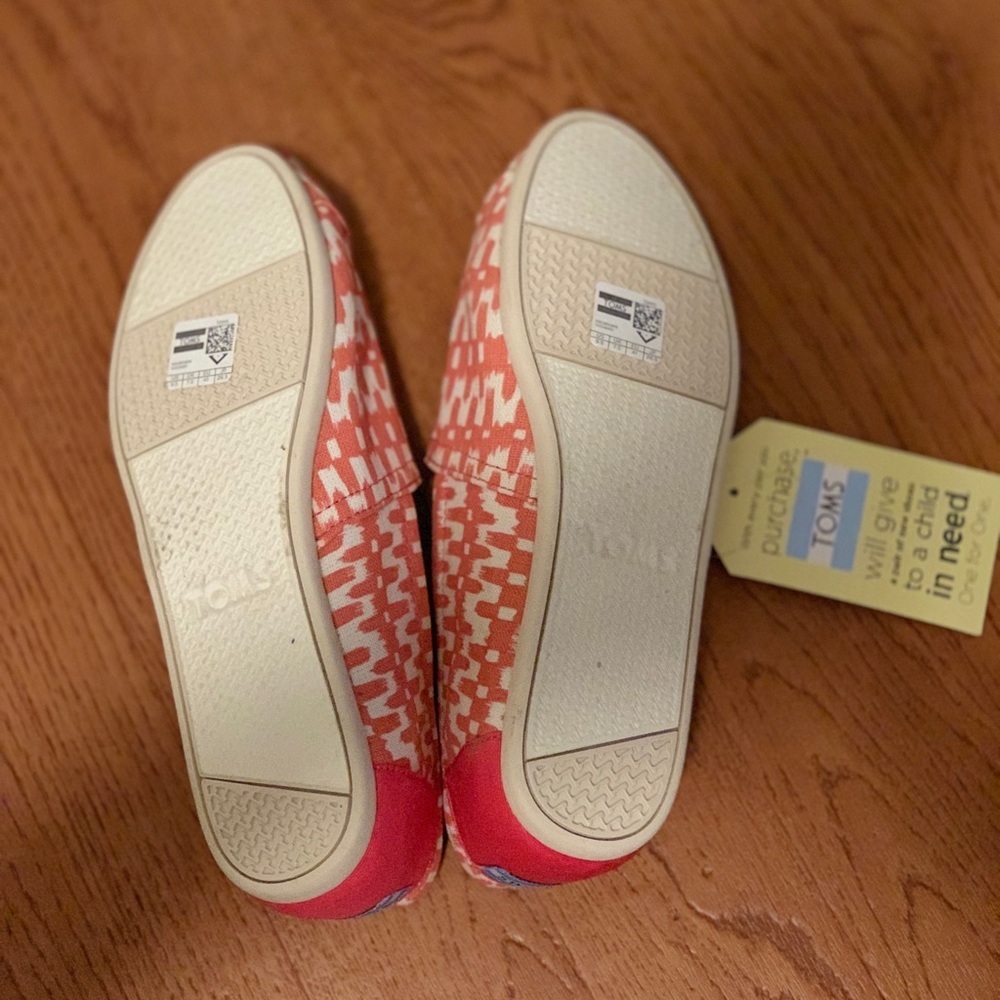 *SOLD* TOMS Women's Pink Patterned Slip-On Shoes 9.5 - Picture 4 of 4